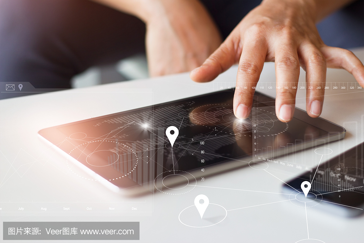 商人使用平板電腦和智能手機與全球網(wǎng)絡(luò)全球連接技術(shù)在虛擬屏幕